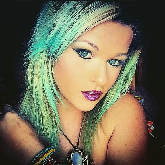 Meet your Posher, Caitlin - Picture 10 of 11